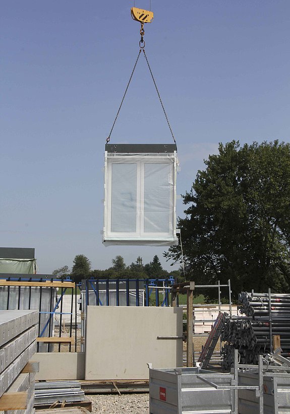 Windowment hängt am Kran